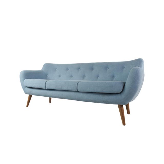 Sofa vải màu xanh nhạt phong cách Bắc Âu, tựa lưng bo cong đính nút, đệm ngồi dày êm, chân gỗ tự nhiên.