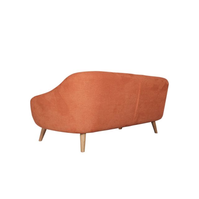 Mặt sau sofa băng ba Orinoco bọc vải màu cam đất, thiết kế bo cong liền khối, chân gỗ tự nhiên, phong cách hiện đại.