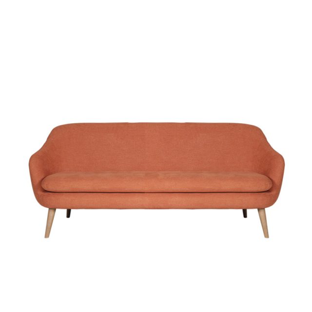 Sofa băng ba Orinoco bọc vải màu cam đất, thiết kế bo cong mềm mại, đệm ngồi liền êm ái, chân gỗ tự nhiên, phong cách hiện đại.