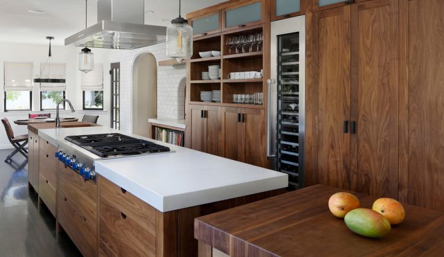 Tủ bếp gỗ óc chó có tốt không? Đơn vị nào lắp đặt uy tín?