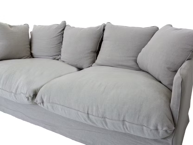 Sofa vải màu xám nhạt phong cách hiện đại, đệm ngồi dày êm ái, tựa lưng liền khối phù hợp phòng khách tối giản.