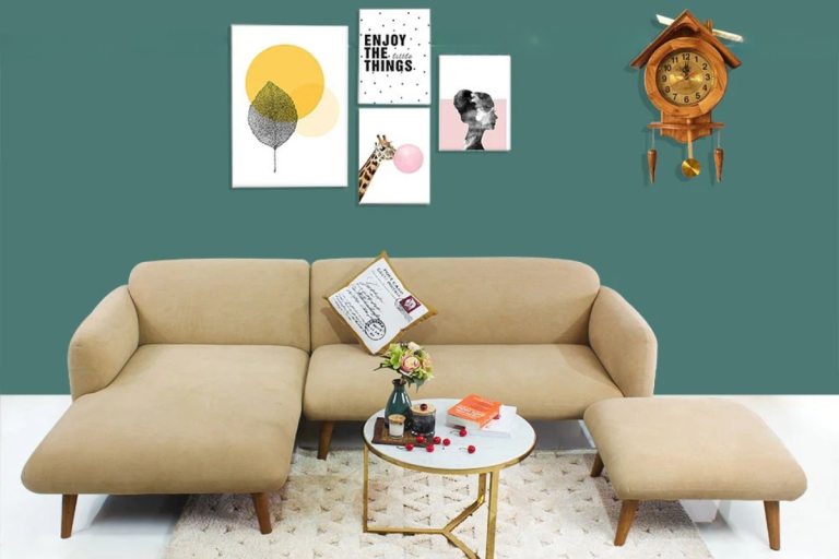 Ghế sofa chữ L màu be và bàn trà hiện đại trên nền tường màu xanh ngọc