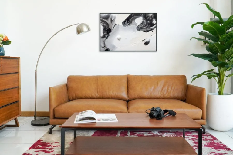 Không gian phòng khách hiện đại, với sofa da màu nâu, bàn gỗ và cây xanh