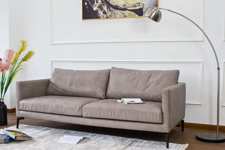 Ghế sofa da màu xám đặt trong không gian phòng khách hiện đại