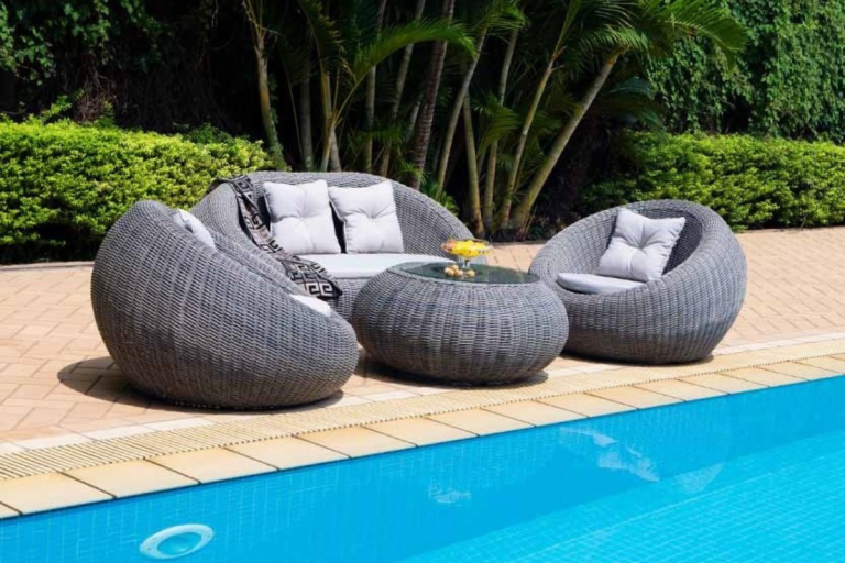 Bộ sofa mây nhựa đặt cạnh hồ bơi, thiết kế bo tròn hiện đại, bền đẹp và phù hợp không gian nghỉ dưỡng