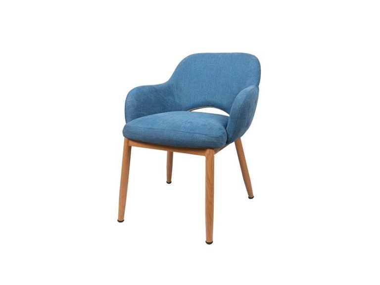 Ghế ăn bọc vải màu xanh dương, thiết kế lưng bo cong ôm dáng, đệm ngồi êm ái, chân gỗ tự nhiên, phong cách hiện đại.