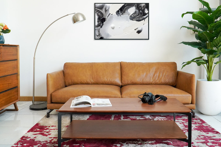 Phòng khách hiện đại với sofa da màu nâu ấm, nội thất tối giản, chất liệu tự nhiên và bảng màu trung tính – xu hướng thiết kế nội thất 2026.