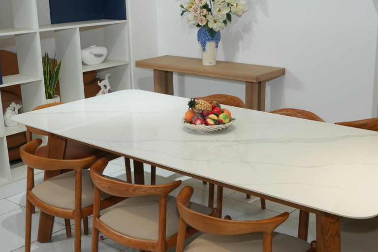 Bàn ăn mặt đá trắng hiện đại kết hợp ghế gỗ, trang trí khay trái cây trung tâm