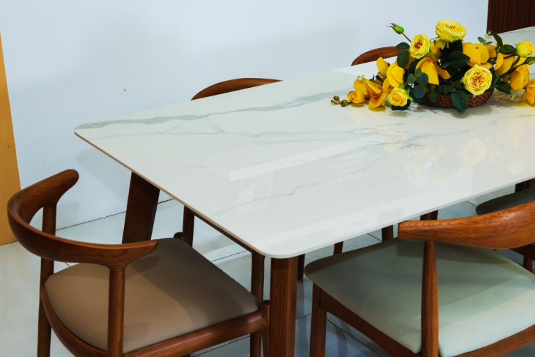 Chi tiết bàn ăn mặt đá trắng bóng cùng ghế gỗ tự nhiên tinh tế