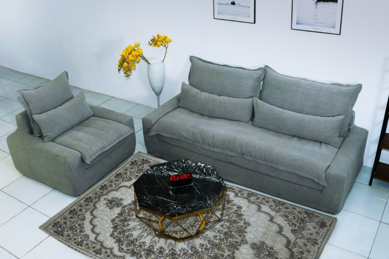 Sofa băng ba Sleeple bọc vải màu xám xanh kết hợp sofa đơn cùng bộ, thiết kế dáng thấp thư giãn, bố trí trong không gian phòng khách hiện đại.