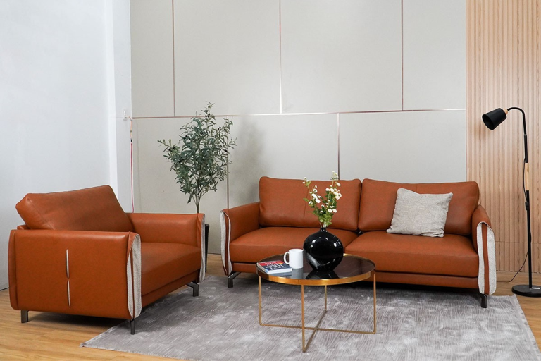 Sofa phòng khách bọc da màu nâu cam, thiết kế hiện đại đồng bộ ghế đơn và sofa băng, tối ưu trải nghiệm sử dụng trong không gian sống.