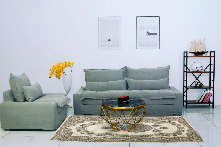 Bộ sofa bọc vải chất lượng cao màu xanh xám, bề mặt mềm mại, phom dáng thư giãn, phù hợp xu hướng vật liệu nội thất 2026.