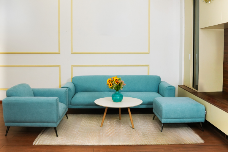 Sofa băng ba vải xanh kết hợp ghế đơn và đôn, form gọn gàng, phù hợp phòng khách hiện đại