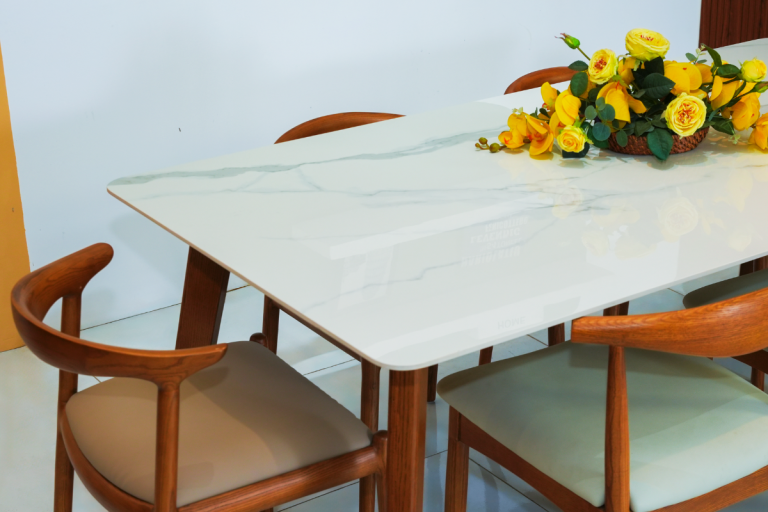 Cận cảnh bàn đá marble phối cùng ghế gỗ đặt trong phòng ăn hiện đại