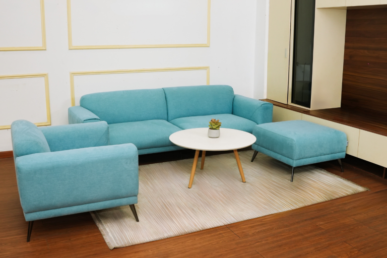 Bộ sofa bọc vải màu xanh gồm sofa băng ba, ghế đơn và đôn, thiết kế hiện đại cho phòng khách