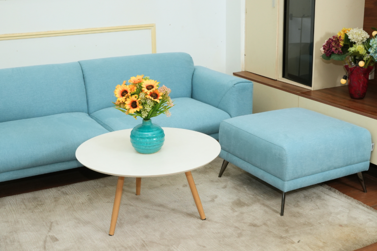 Ghế đôn sofa kết hợp sofa băng ba bọc vải màu xanh, bố trí hiện đại cho phòng khách