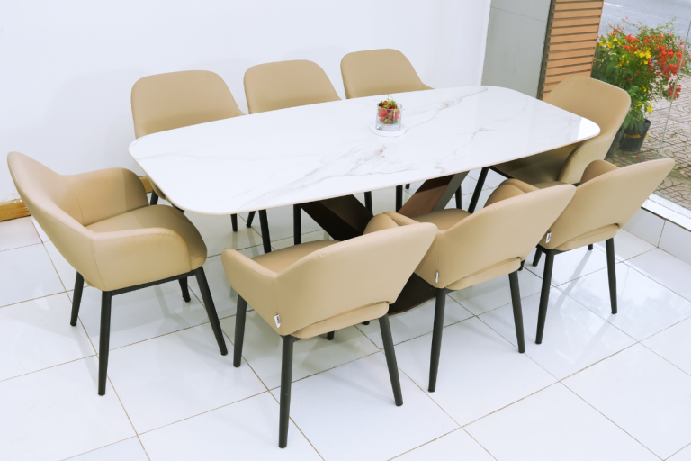 Bộ bàn ăn mặt đá marble trắng kết hợp 8 ghế bọc da màu be, chân kim loại đen, thiết kế hiện đại cho phòng ăn