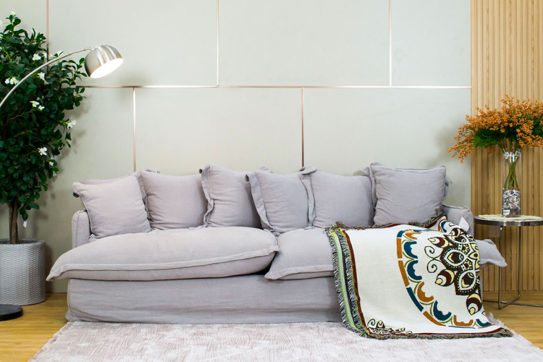 Sofa bọc vải màu xám nhạt với bảng màu đồng nhất, thiết kế mềm mại, dễ phối phụ kiện