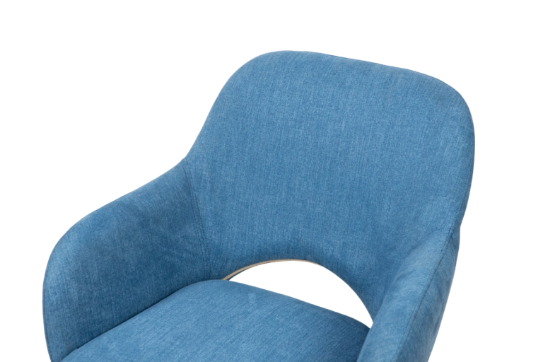 Cận cảnh lưng ghế ăn Angela bọc vải màu xanh dương, thiết kế bo cong ôm lưng, đường may gọn gàng, chất liệu vải mềm mịn.