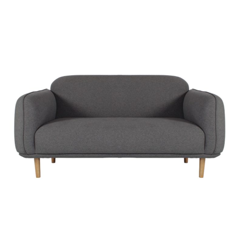 Sofa băng đôi vải màu xám đậm, thiết kế bo cong hiện đại, đệm ngồi dày êm, chân gỗ tự nhiên.