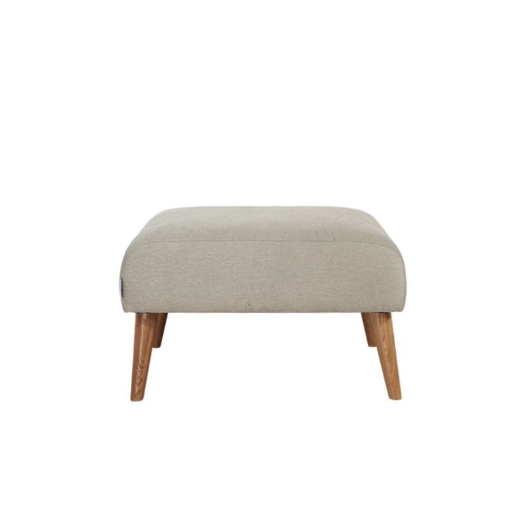 Ghế đôn sofa vải màu be, thiết kế vuông đơn giản, chân gỗ tự nhiên, phù hợp làm ghế phụ hoặc đôn gác chân phòng khách.