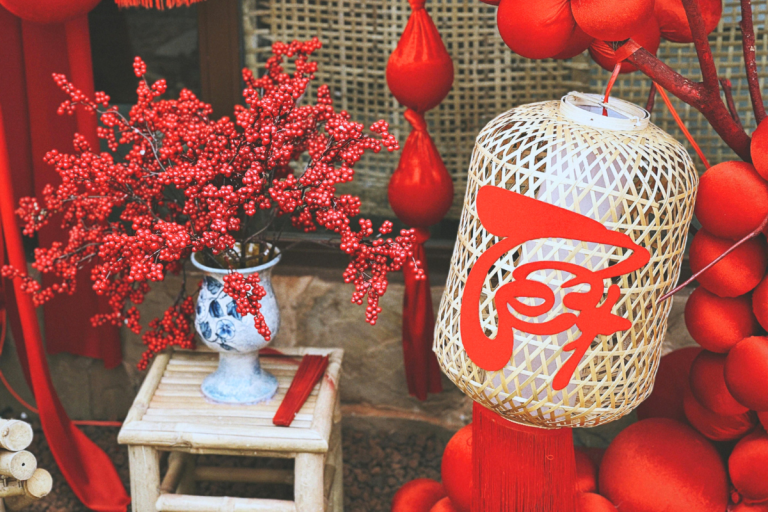 Decor Tết ngoài trời với đèn lồng mây tre, chữ Tết đỏ và phụ kiện Tết mang ý nghĩa tài lộc, may mắn.