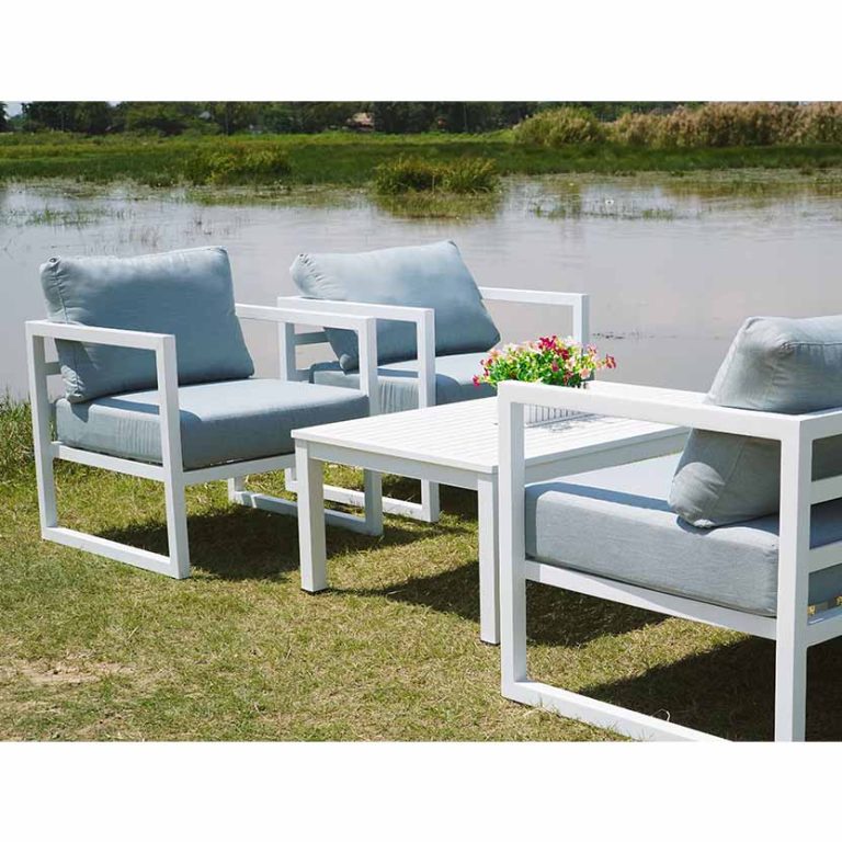 Bộ sofa ngoài trời Paxi gồm ghế đơn, ghế băng và bàn thấp khung kim loại sơn trắng, đệm vải xám, phong cách tối giản hiện đại.