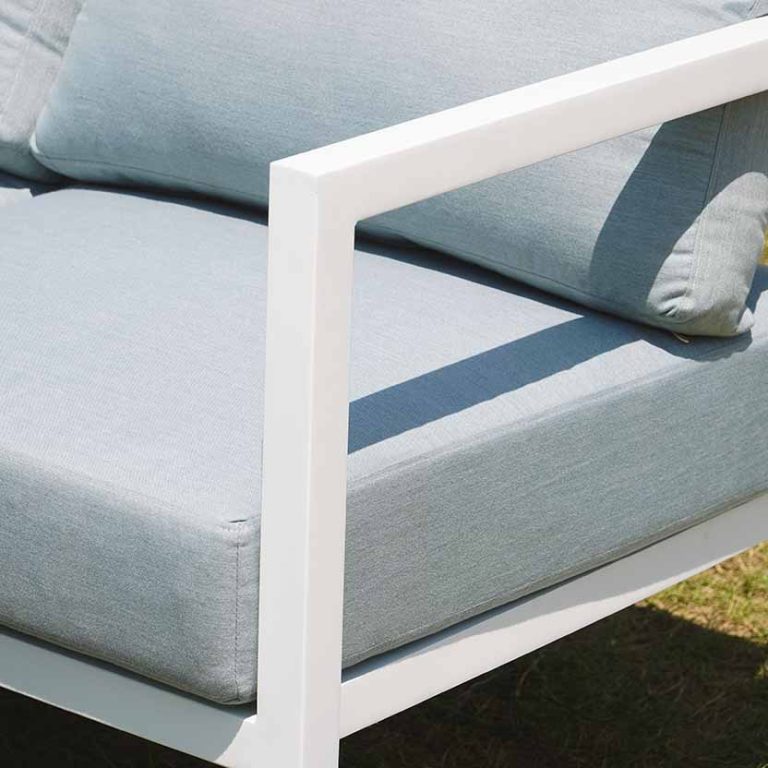 Cận cảnh ghế ngoài trời Paxi khung kim loại sơn trắng, đệm ngồi màu xám nhạt dày dặn.