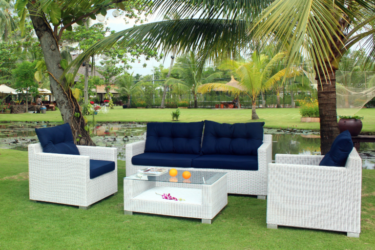 Bộ bàn ghế mây ngoài trời Santana màu trắng xanh đặt trong sân vườn