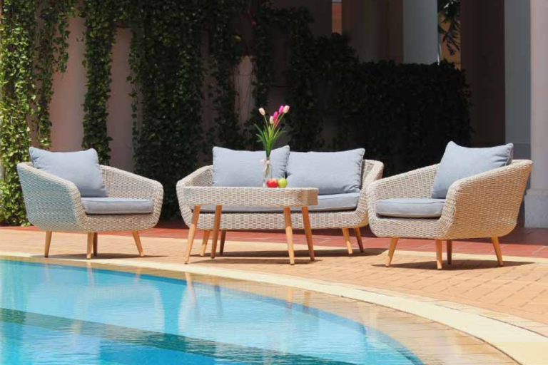 Bộ bàn ghế mây ngoài trời Trento đặt cạnh hồ bơi sang trọng