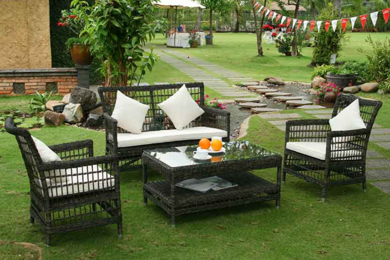Bàn ghế sofa mây nhựa Turnberry ngoài trời sang trọng kèm đệm trắng và bàn kính