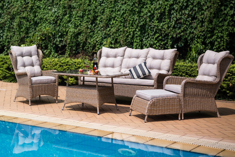 Bộ bàn ghế mây ngoài trời Queen cao cấp đặt cạnh hồ bơi