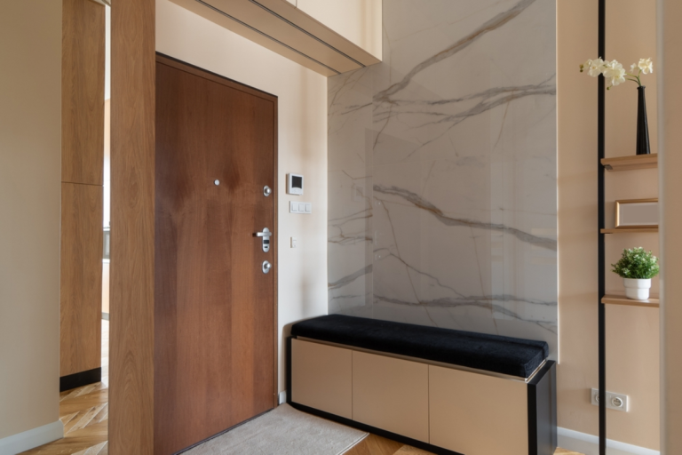 Đá tự nhiên ốp tường khu vực cửa chính, thiết kế hiện đại và tinh tế