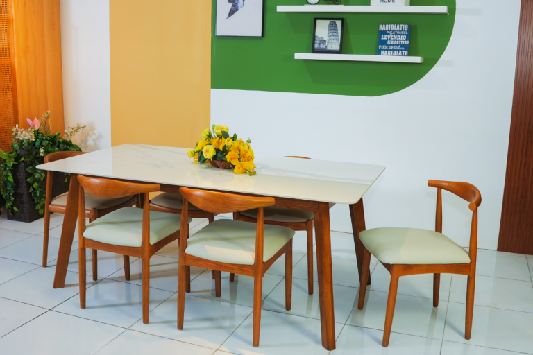 Bố trí bộ bàn ăn mặt đá trắng cùng ghế gỗ hiện đại, tạo điểm nhấn ấm cúng và trẻ trung cho phòng ăn