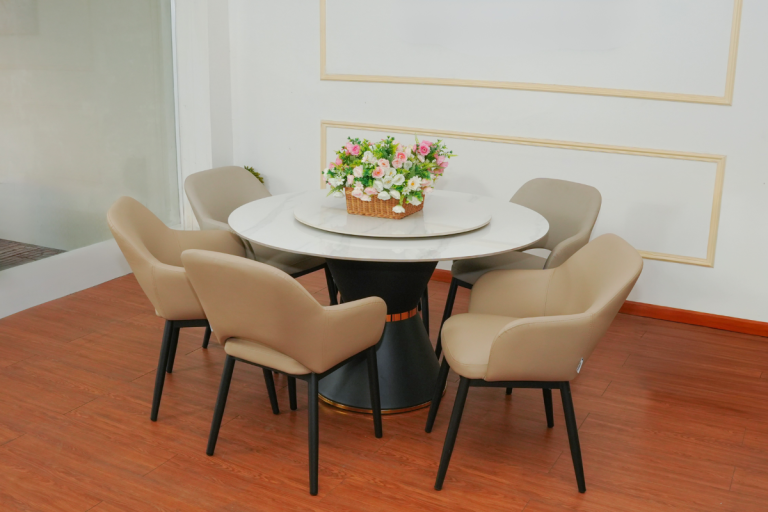 Bộ bàn ăn tròn mặt đá xoay 6 ghế bọc da, thiết kế hiện đại cho phòng ăn gia đình