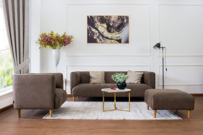 Bố trí nội thất phòng khách theo phong cách tối giản, sử dụng bộ sofa vải màu nâu và tranh nghệ thuật.