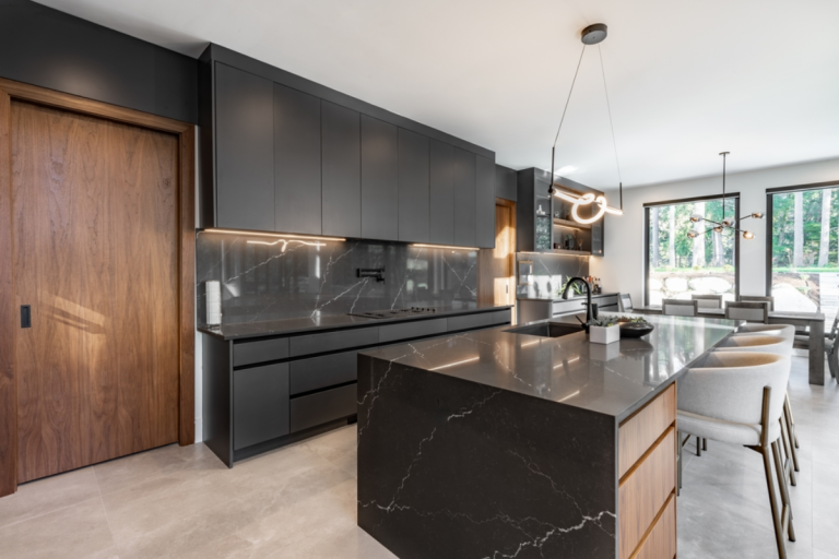 Đá tự nhiên màu tối ốp mặt bếp và đảo bếp, độ bền cao, chống trầy xước