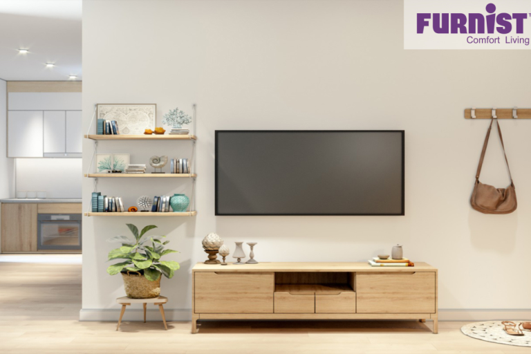 Hệ thống kệ sách treo tường và tủ gỗ thấp giúp tăng không gian lưu trữ cho phòng khách nhỏ